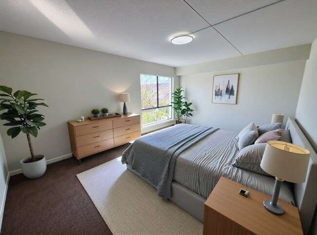 Foto del edificio - 5756F Village Green Dr