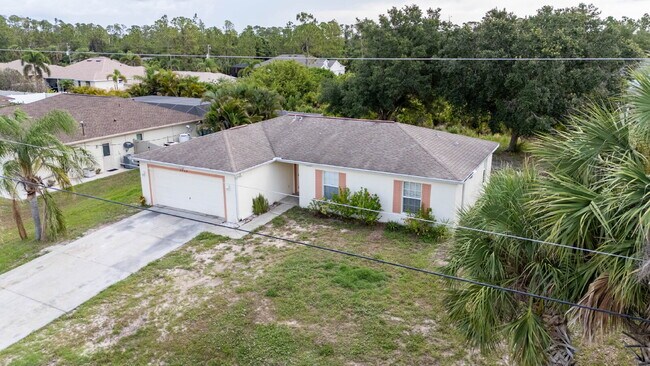 Building Photo - "Freshly Painted 3-Bed  with 2 Baths Home ...
