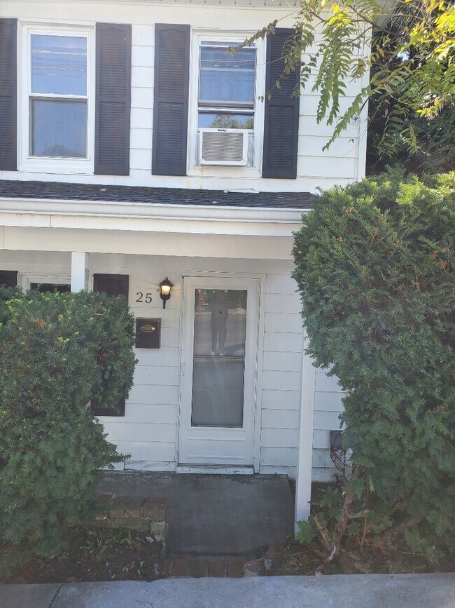 Building Photo - 25 E Pall Mall St