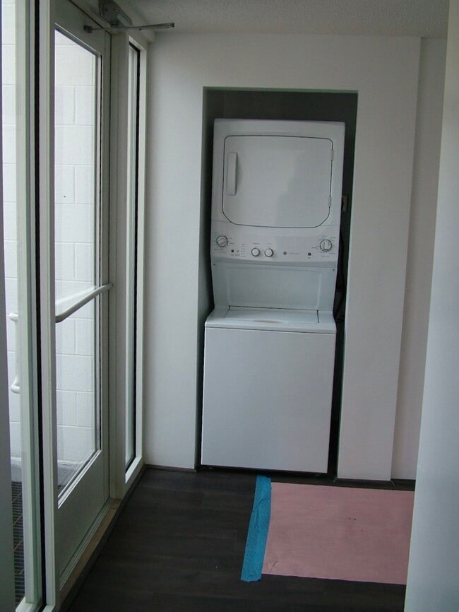 Building Photo - 61 Chestnut St