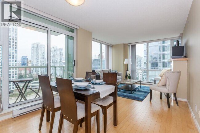 Photo du bâtiment - 1077 Marinaside Crescent