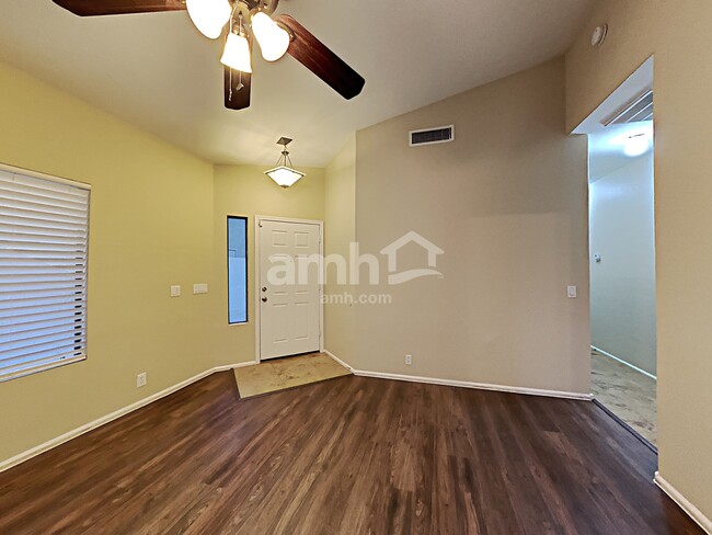 Foto del edificio - 8781 W Laurel Ln