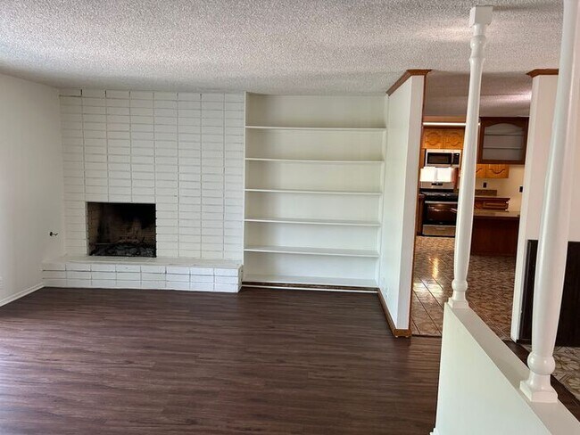 Building Photo - HUGE 4BDRM HOUSE FOR LEASE! MUST SEE!