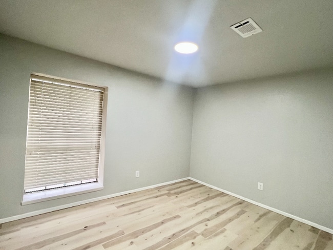 Building Photo - 2407 Ventura Dr