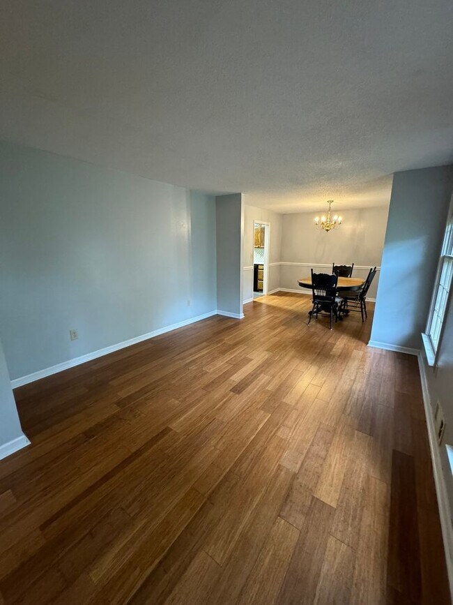 Foto del edificio - Cedar Creek Charmer with Large Basement!