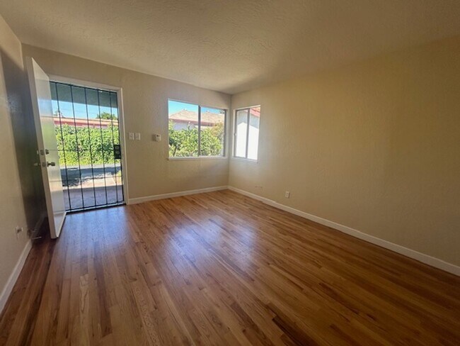 Building Photo - 1 Bed 1 Bath Available in Hayward!!!