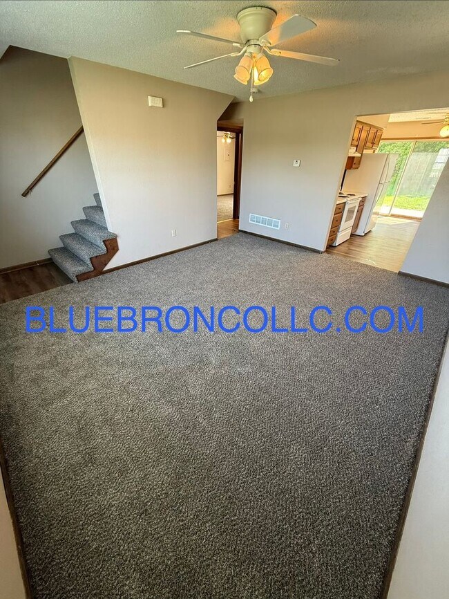Foto del edificio - Spacious 4 bedroom unit with many features to love.