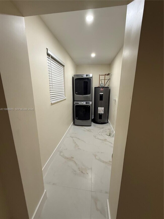 Foto del edificio - 951 NE 50th Ct