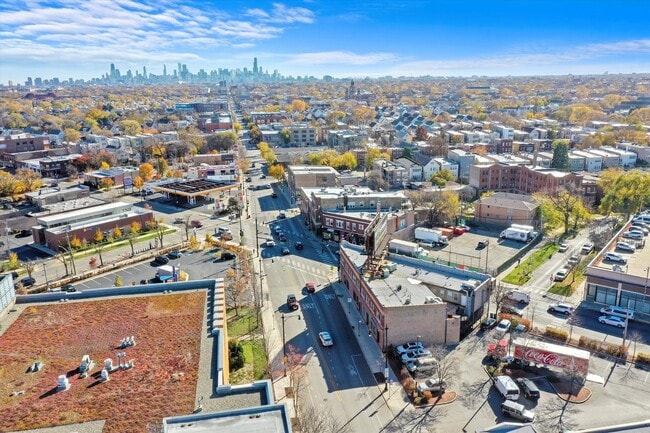 Building Photo - 3906 W Belmont Ave