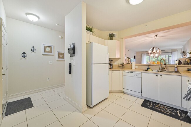 Foto del edificio - ** Immaculate Blue Heron Sanctuary Condo ~ Available ASAP **