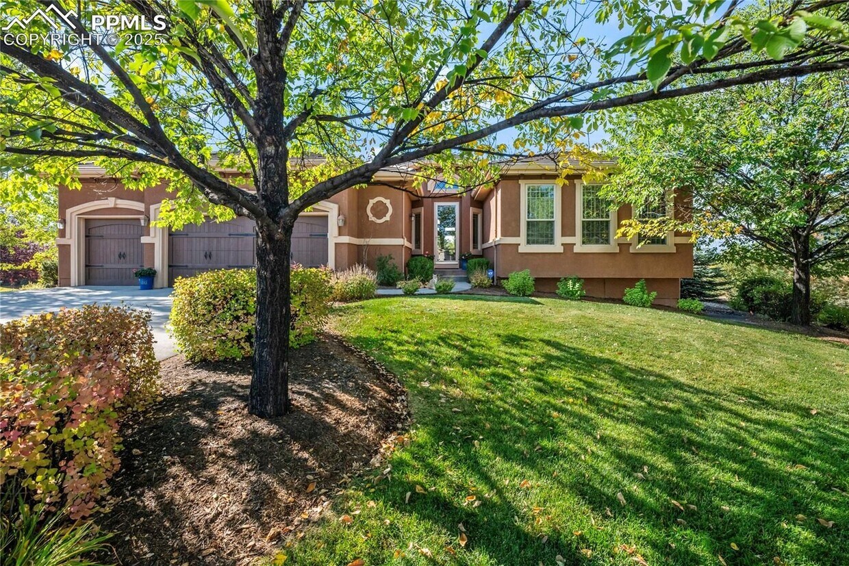Foto principal - Prime location! 5 bed, 4 bath, 3 car!