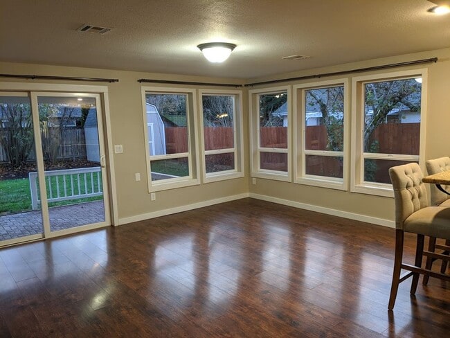 Building Photo - Updated 3bd/2bth Home with Solid Surface F...