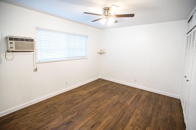 Building Photo - 2207 E Daily Dr