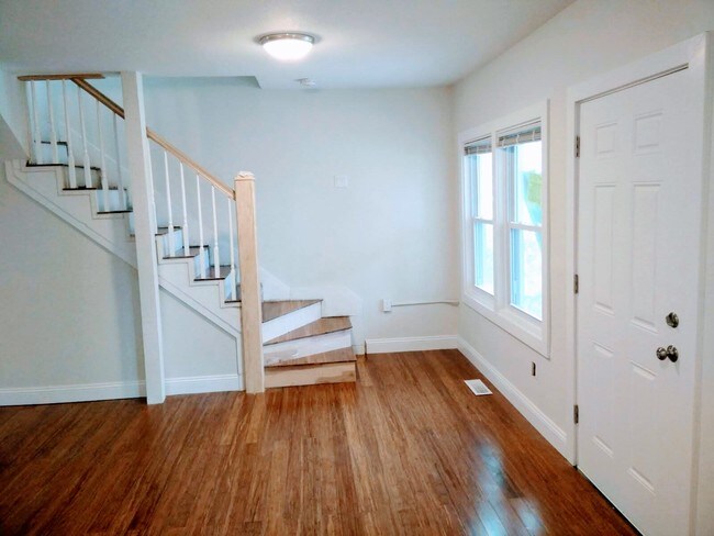 Foto del edificio - 4239 Dix St NE