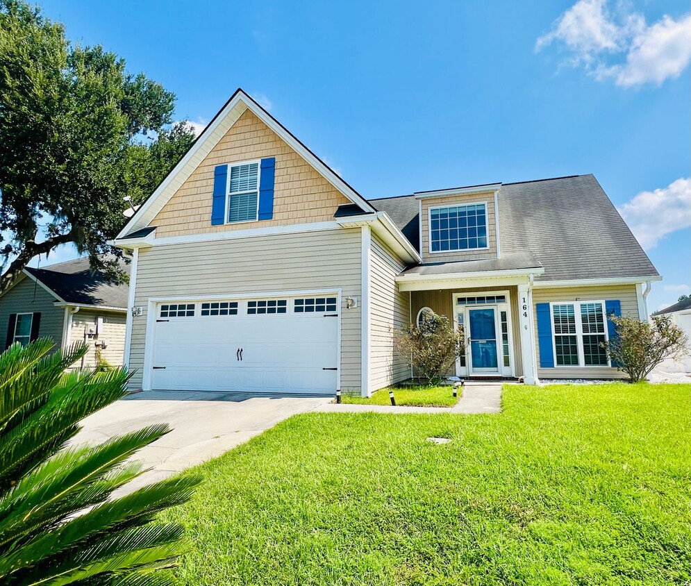 Foto principal - 4 bed 2.5 bath home!