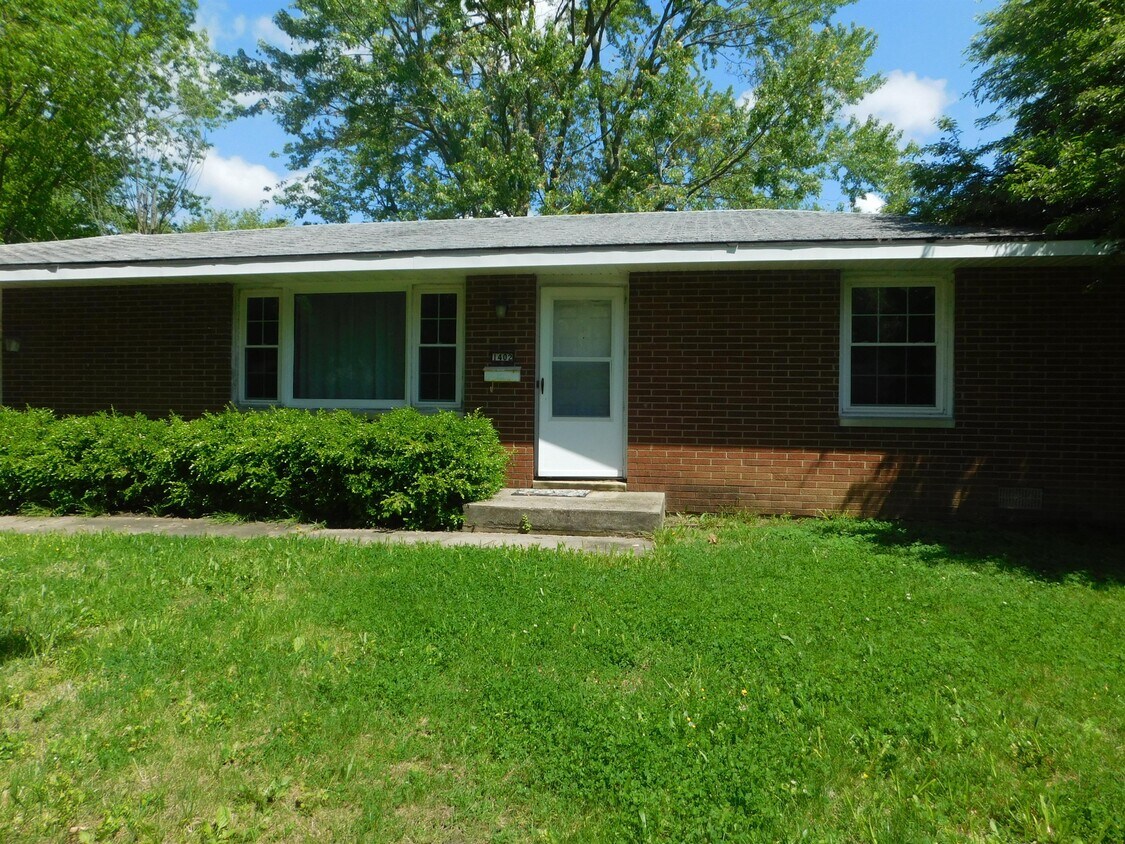 Primary Photo - 1402 E McHenry St