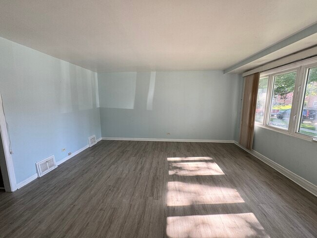 Building Photo - 381 Oak St