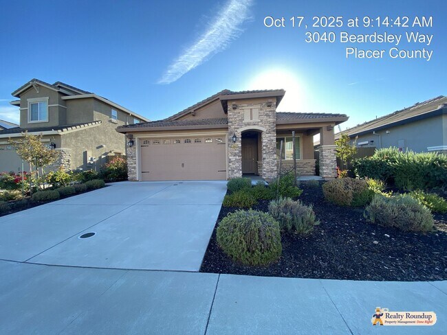 Foto del edificio - Pristinely Maintained Roseville Home with ...