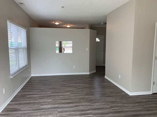 Foto del edificio - This home is available for self-guided sho...