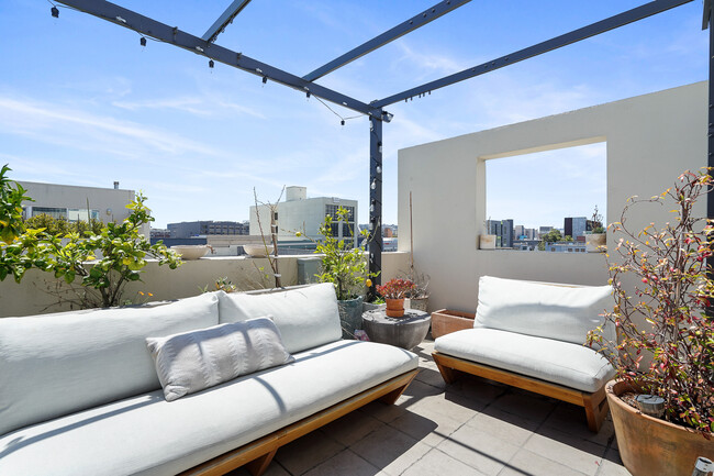 Balcony - 712 Bryant St
