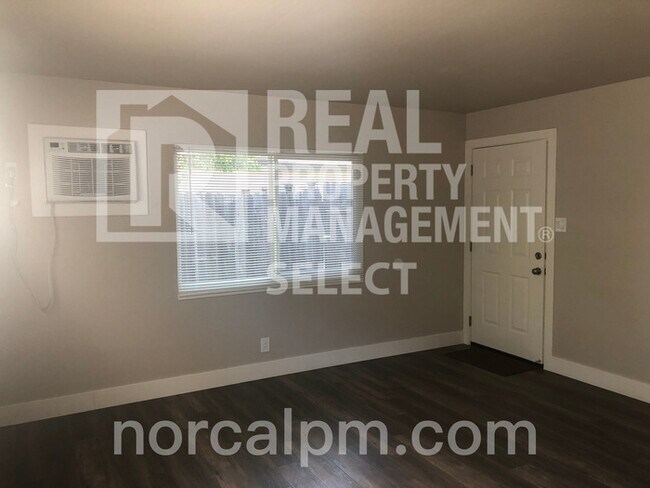 Building Photo - Beautiful fully updated 2 bed 1 bath duple...