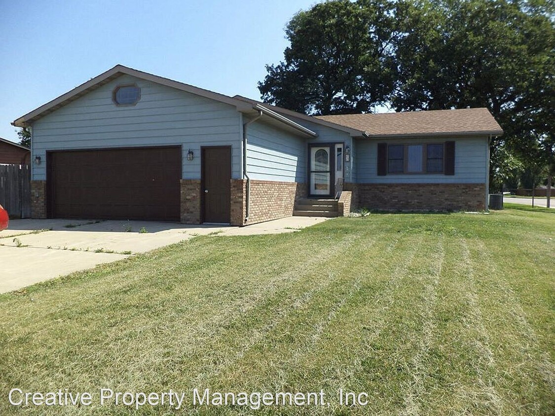 Primary Photo - 3 br, 2 bath House - 25 Oak Drive