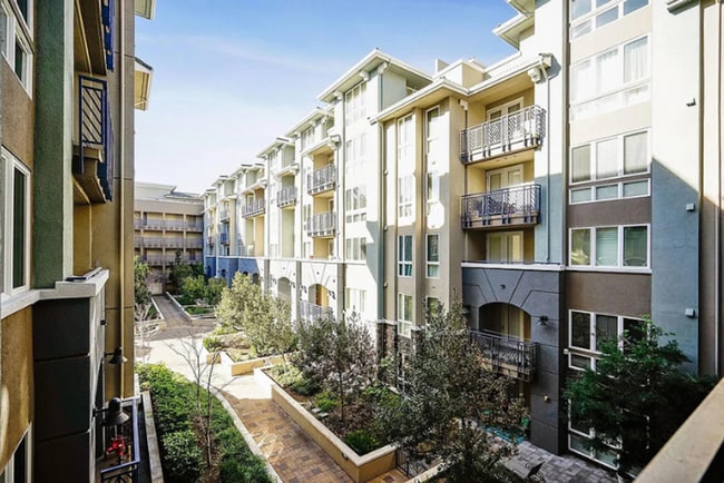 Building Photo - A Cozy Contemporary and Stylish Condo 2BR/...