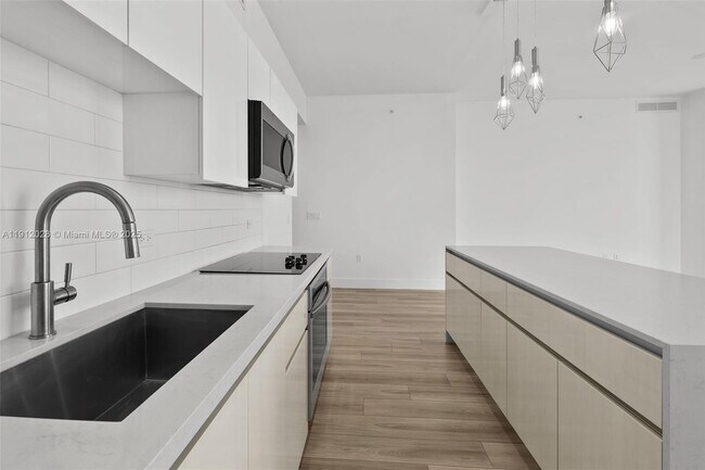 Foto del edificio - 101 Diplomat Pkwy