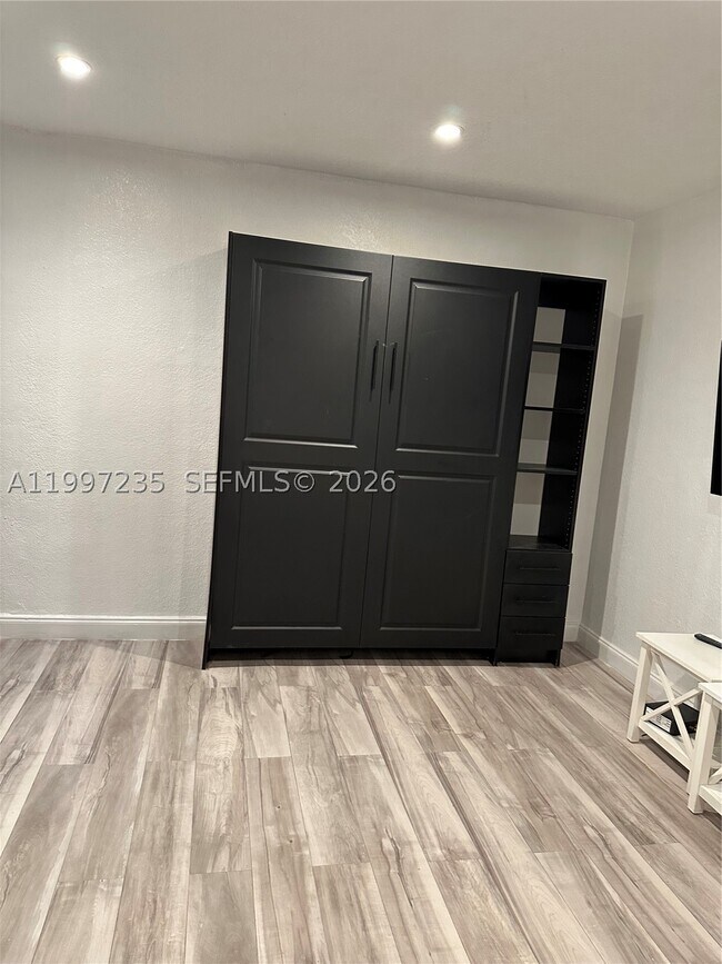 Foto del edificio - 8401 Crespi Blvd