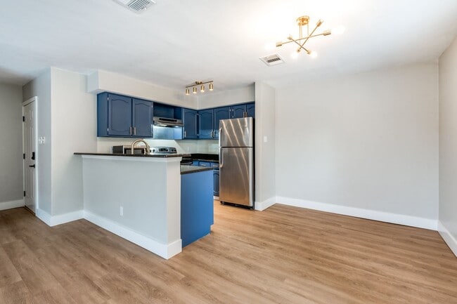 Building Photo - 3022 Forest Ln