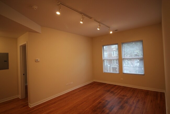 Living Room - 6975 N Greenview Ave