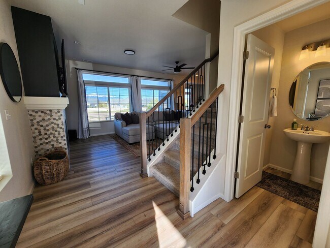 Building Photo - Beautiful, Modern 3 Bed 3 Bath Home in Ban...