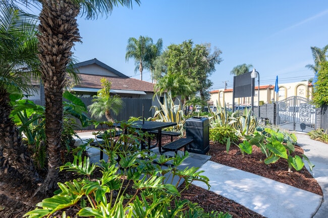 Exterior-Table/Sitting Area - Anaheim Cottages