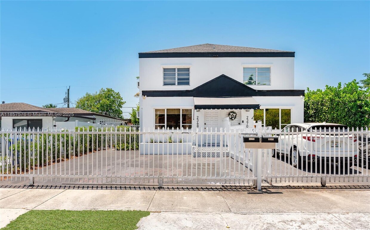 Foto principal - 2368 SW 26th St