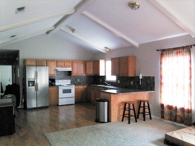 Building Photo - 4 Bed home waiting!