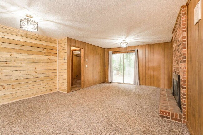 Building Photo - 3-Bed Plus 2 Bonus Rooms with Large Yard!