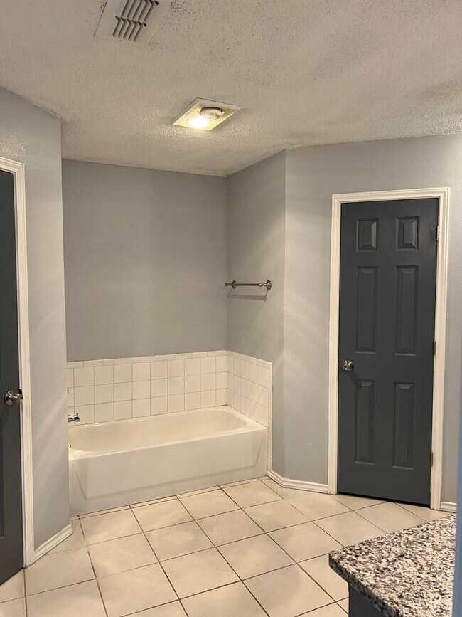 Foto del edificio - Ready Now Beautiful updated 3/2/2 Home in ...