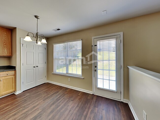 Foto del edificio - 1430 Pleasant Garden Ln