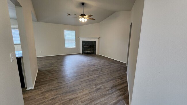 Foto del edificio - 3 Bedroom, 2 Bathroom Newly Renovated Home...