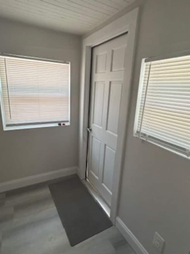 Building Photo - Quaint 1/1 apartment