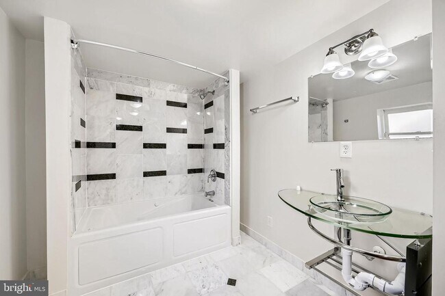 Foto del edificio - TWO BEDROOM TWO BATHROOM TOWNHOUSE AVAILABLE FOR SEPT 1ST MOVE-IN!!!!