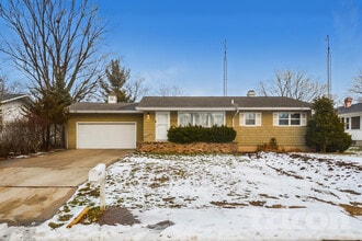 Building Photo - 425 Artell Ave