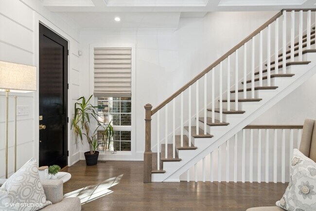 Foto del edificio - 2057 N Oakley Ave