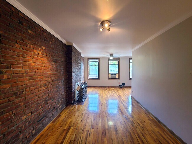 Building Photo - 216 6th St