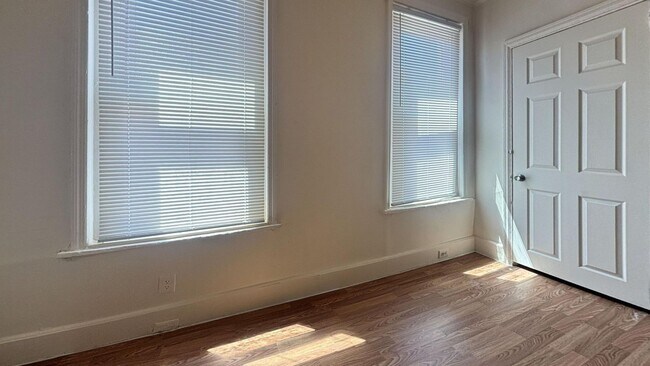 Foto del edificio - Charming 3-Bed Port Richmond Row Home