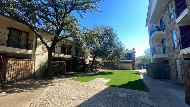Foto del edificio - Renovated 2 bedroom condo ready for immedi...