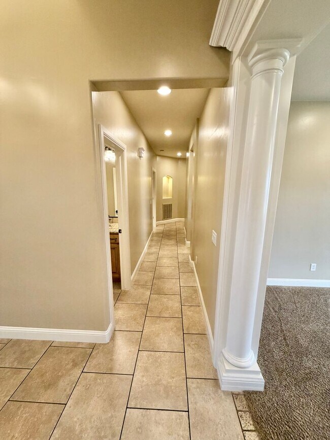 Building Photo - Beautiful 3 bed plus den 2 bath Home!