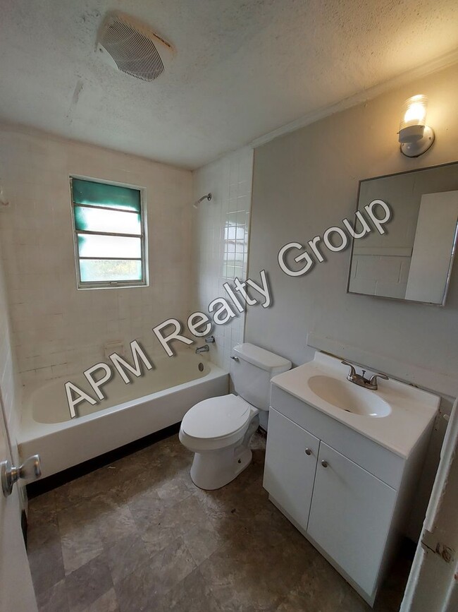 Building Photo - Renovated two bedroom near Harden Street
