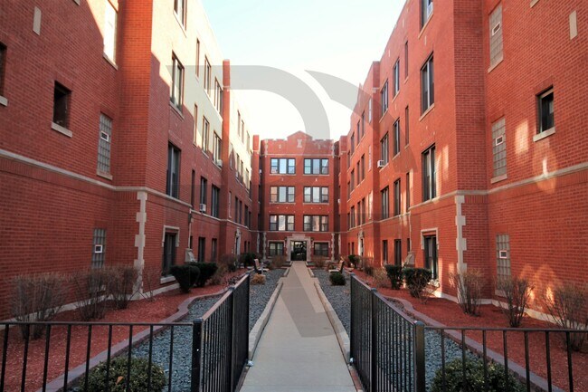 Building Photo - 3935 N Janssen Ave