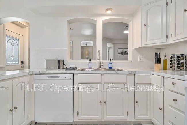 Building Photo - 2518 Woolworth Ave